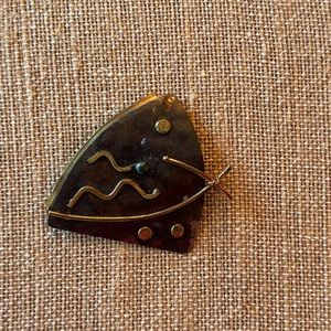 Art pin brooch